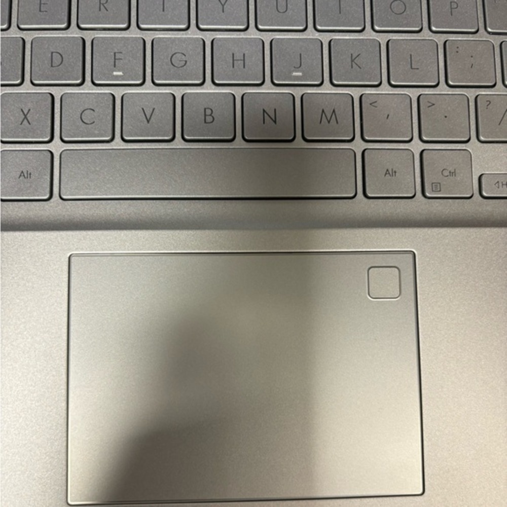 COPY - Asus vivobook S15 dream white in pristine condition - Picture 6 of 9